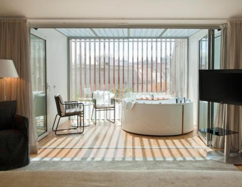 Suite Deluxe con bañera de hidromasaje del hotel Inspira Liberdade Boutique. Foto 1