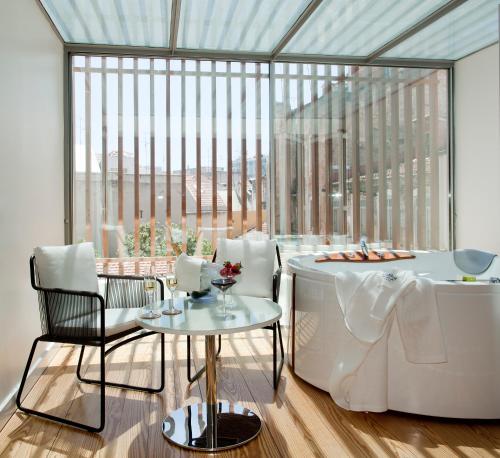 Suite Deluxe con bañera de hidromasaje del hotel Inspira Liberdade Boutique