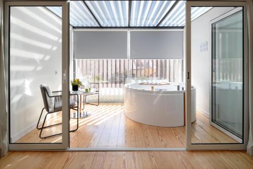 Suite Deluxe con bañera de hidromasaje del hotel Inspira Liberdade Boutique. Foto 4