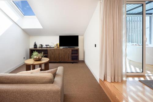Suite Deluxe con bañera de hidromasaje del hotel Inspira Liberdade Boutique. Foto 2
