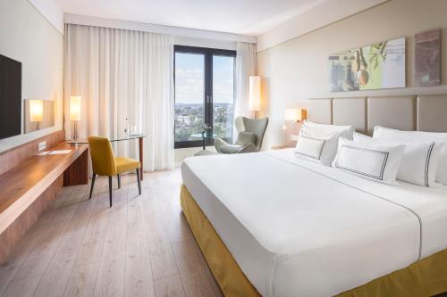 Habitación Level con vistas a la ciudad y acceso al salón executive del hotel Melia Luxembourg. Foto 2