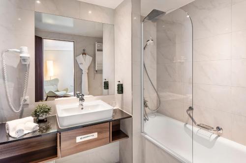 Habitación Level con vistas a la ciudad y acceso al salón executive del hotel Melia Luxembourg. Foto 4