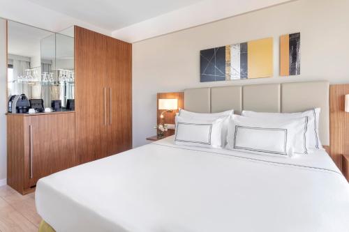 Habitación Premium The Level con vistas a la ciudad y acceso al salón executive del hotel Melia Luxembourg. Foto 4