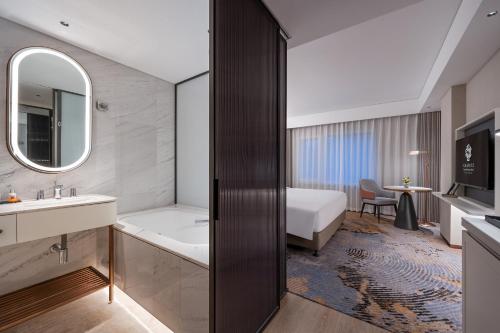 Habitación Superior con cama extragrande del hotel Sunworld Dynasty Hotel Beijing. Foto 5