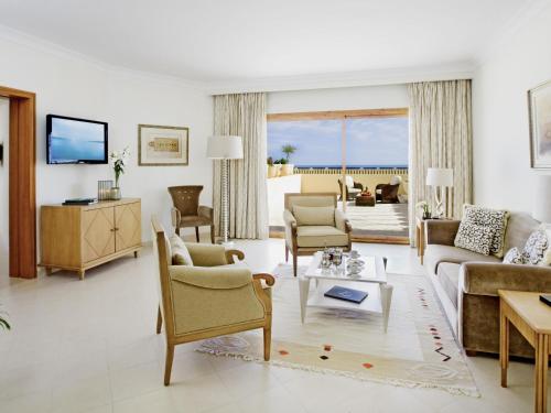 Suite con terraza y vistas al mar del hotel Mövenpick Resort and Marine Spa Sousse