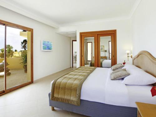 Suite con terraza y vistas al mar del hotel Mövenpick Resort and Marine Spa Sousse. Foto 1
