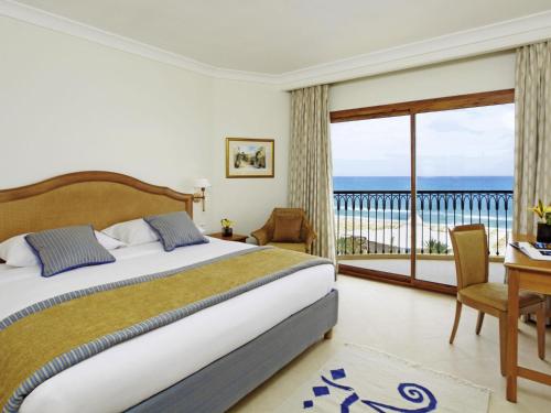 Suite Junior con vistas al mar del hotel Mövenpick Resort and Marine Spa Sousse