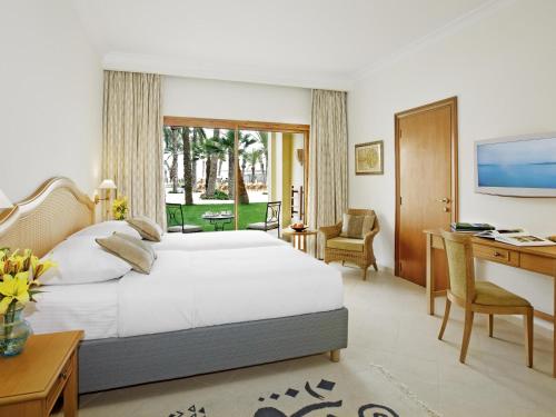 Habitación Clásica con cama extragrande y vistas a la ciudad del hotel Mövenpick Resort and Marine Spa Sousse