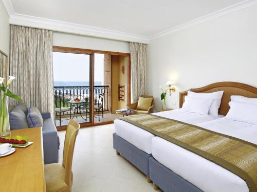 Suite Junior del hotel Mövenpick Resort and Marine Spa Sousse