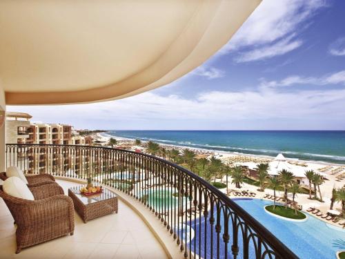 Suite con vistas al mar del hotel Mövenpick Resort and Marine Spa Sousse