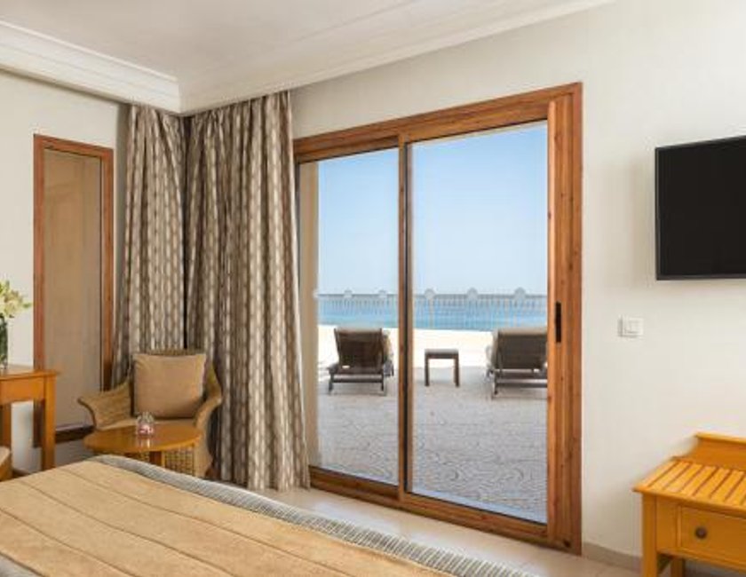 Suite Junior con vistas al mar del hotel Mövenpick Resort and Marine Spa Sousse. Foto 3