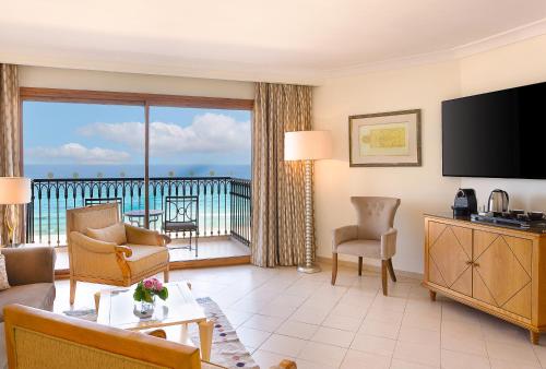 Suite con terraza y vistas al mar del hotel Mövenpick Resort and Marine Spa Sousse. Foto 3