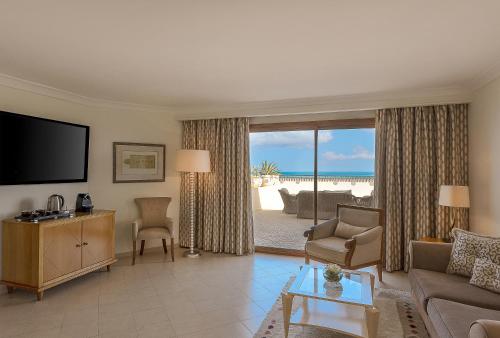 Suite con terraza y vistas al mar del hotel Mövenpick Resort and Marine Spa Sousse. Foto 5