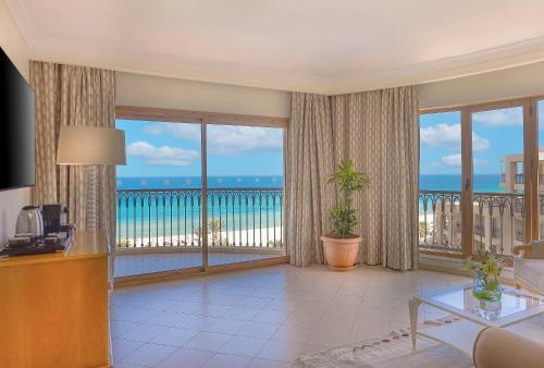 Suite Junior con vistas al mar del hotel Mövenpick Resort and Marine Spa Sousse. Foto 2