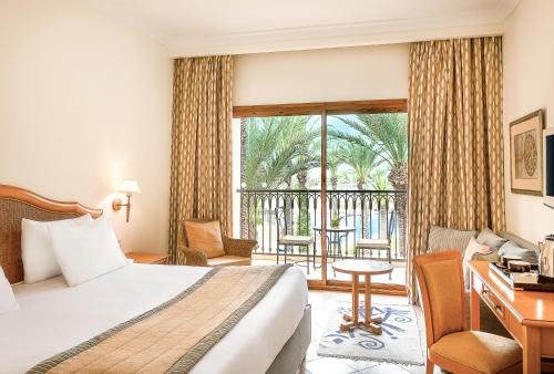 Habitación Clásica con vistas a la piscina - 1 cama extragrande del hotel Mövenpick Resort and Marine Spa Sousse. Foto 3