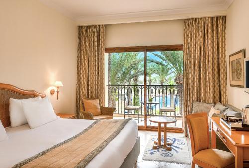 Habitación Clásica con vistas a la piscina - 1 cama extragrande del hotel Mövenpick Resort and Marine Spa Sousse. Foto 4