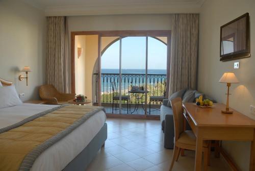 Habitación Clásica con vistas al mar y cama doble grande del hotel Mövenpick Resort and Marine Spa Sousse. Foto 1