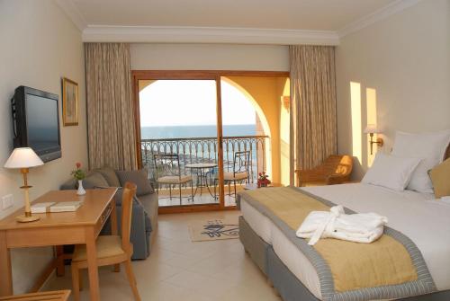 Habitación Clásica con vistas parciales al mar - Cama extragrande del hotel Mövenpick Resort and Marine Spa Sousse. Foto 1