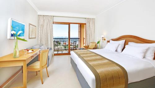 Habitación Clásica con vistas parciales al mar - Cama extragrande del hotel Mövenpick Resort and Marine Spa Sousse. Foto 2