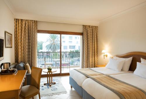 Habitación Doble Clásica con vistas a la ciudad - 2 camas del hotel Mövenpick Resort and Marine Spa Sousse. Foto 2