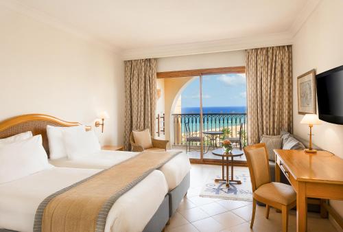 Habitación Doble Clásica con vistas al mar - 2 camas individuales del hotel Mövenpick Resort and Marine Spa Sousse. Foto 2