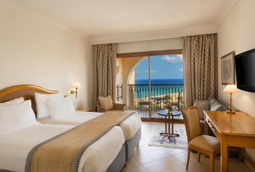 Habitación Doble Clásica con vistas al mar - 2 camas individuales del hotel Mövenpick Resort and Marine Spa Sousse. Foto 3