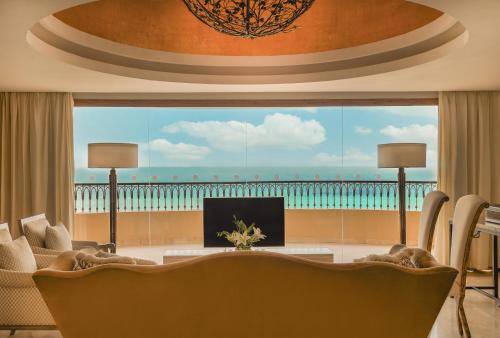 Suite Presidencial con vistas al mar del hotel Mövenpick Resort and Marine Spa Sousse. Foto 8