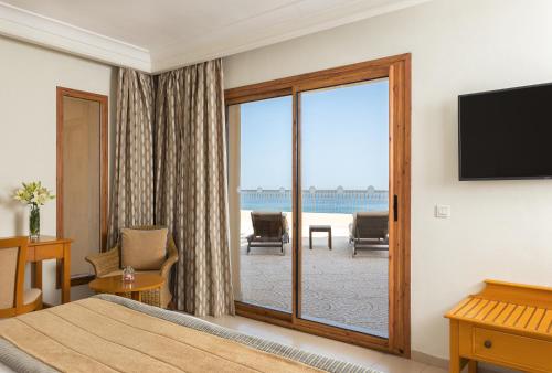 Suite con terraza y vistas al mar del hotel Mövenpick Resort and Marine Spa Sousse. Foto 6