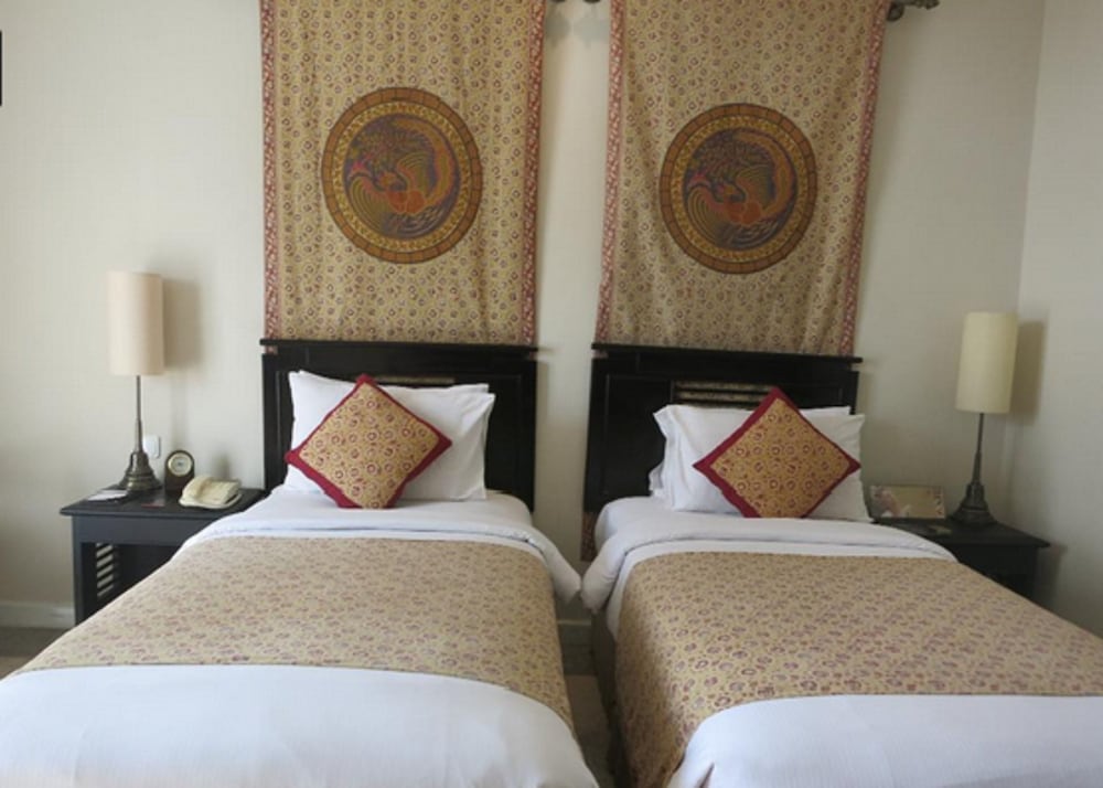 Superior Heritage, cama queen size o dos camas individuales del hotel The Phoenix Hotel Yogyakarta - Handwritten Collection. Foto 1