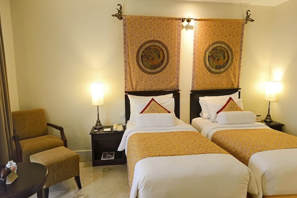 Deluxe Legacy, cama king size o dos camas individuales del hotel The Phoenix Hotel Yogyakarta - Handwritten Collection. Foto 2