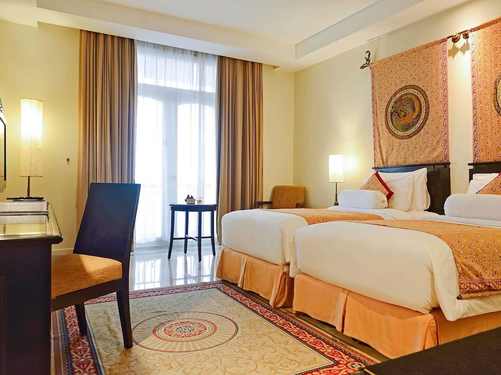 Deluxe Legacy, cama king size o dos camas individuales del hotel The Phoenix Hotel Yogyakarta - Handwritten Collection. Foto 4