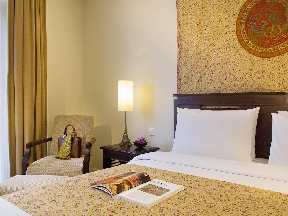 Deluxe Legacy, cama king size o dos camas individuales del hotel The Phoenix Hotel Yogyakarta - Handwritten Collection. Foto 6