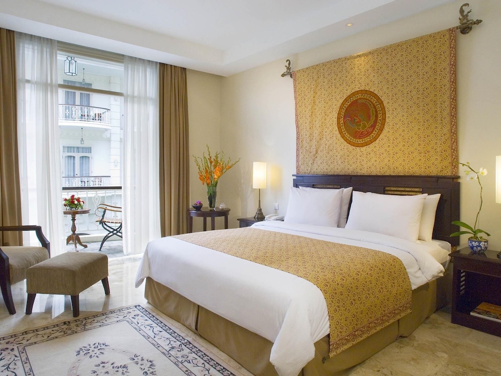 Deluxe Legacy, cama king size, vistas a la piscina del hotel The Phoenix Hotel Yogyakarta - Handwritten Collection