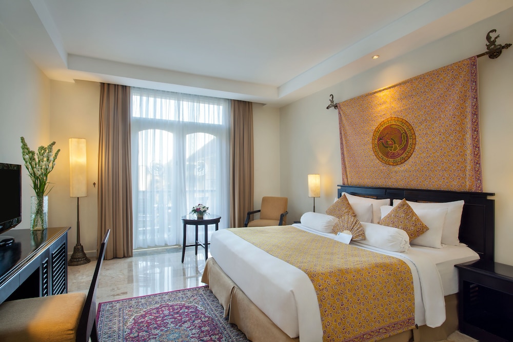 Deluxe Legacy, cama king size, vistas a la piscina del hotel The Phoenix Hotel Yogyakarta - Handwritten Collection. Foto 3