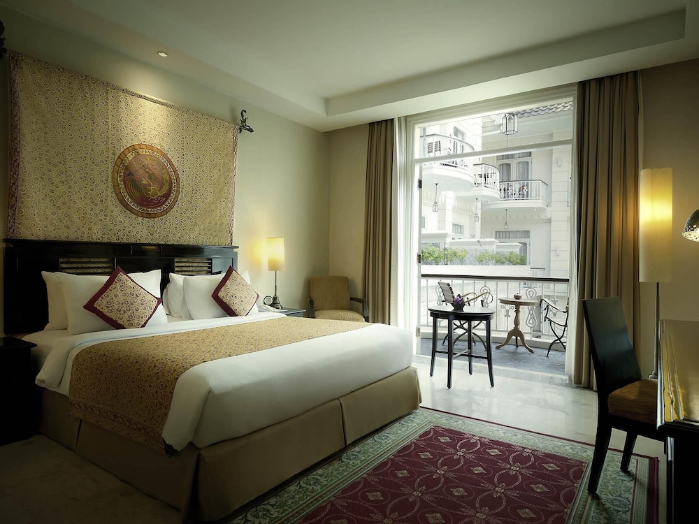 Deluxe Legacy, cama king size, vistas a la piscina del hotel The Phoenix Hotel Yogyakarta - Handwritten Collection. Foto 5