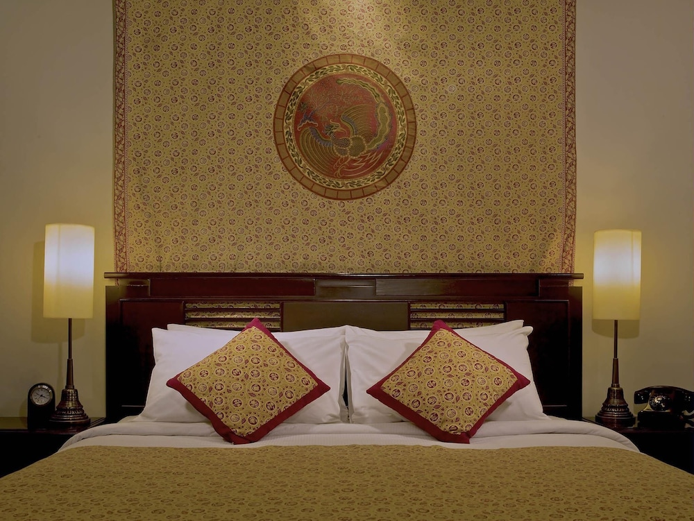 Deluxe Legacy, cama king size, vistas a la piscina del hotel The Phoenix Hotel Yogyakarta - Handwritten Collection. Foto 7