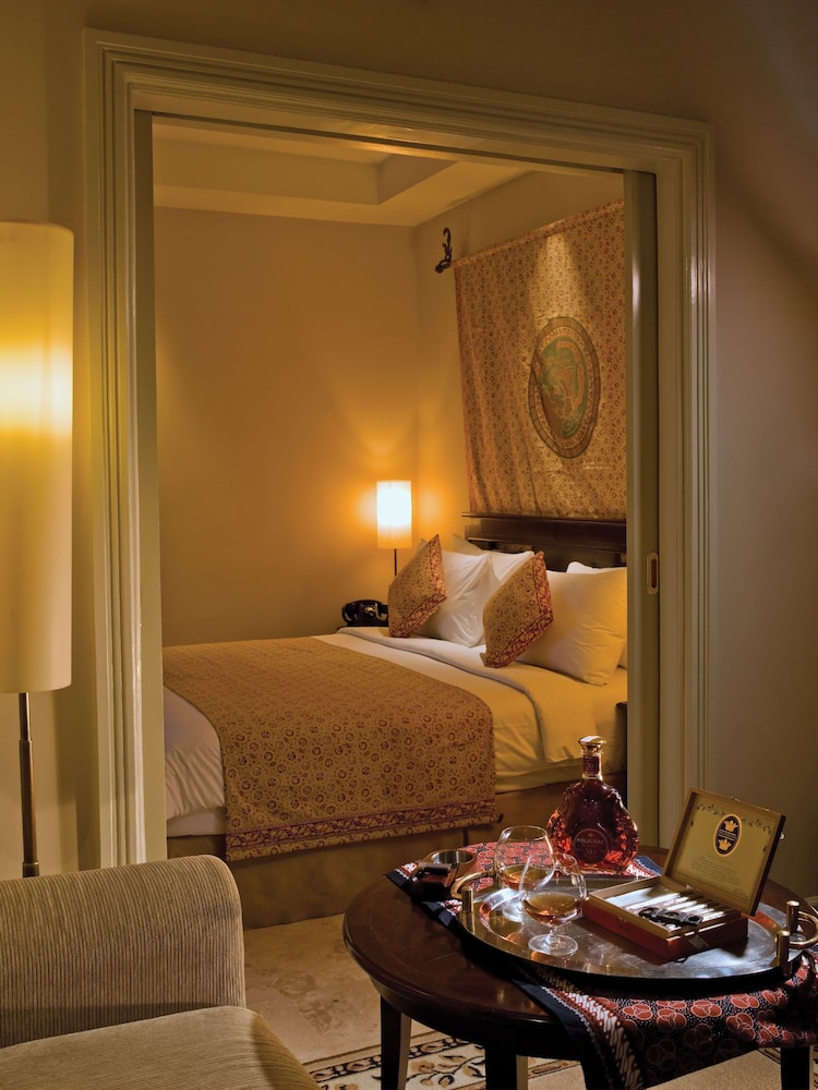 Phoenix Executive, cama king size del hotel The Phoenix Hotel Yogyakarta - Handwritten Collection. Foto 1