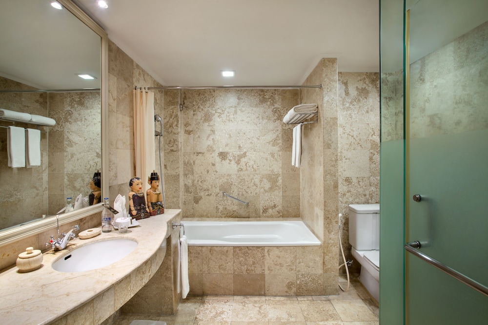 Phoenix Executive, cama king size del hotel The Phoenix Hotel Yogyakarta - Handwritten Collection. Foto 4