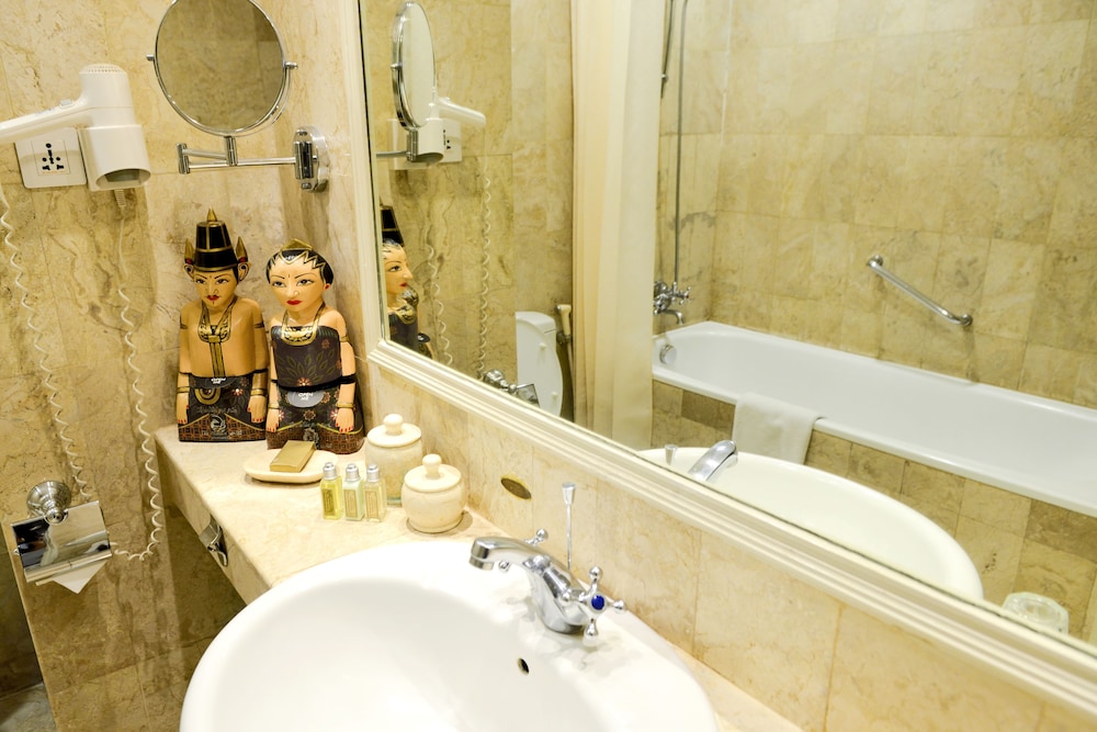 Phoenix Executive, cama king size del hotel The Phoenix Hotel Yogyakarta - Handwritten Collection. Foto 9