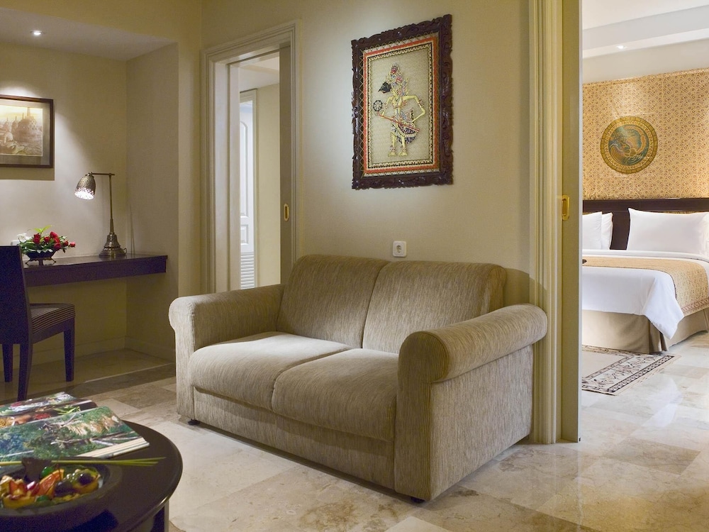Suite Legendary, cama king size del hotel The Phoenix Hotel Yogyakarta - Handwritten Collection