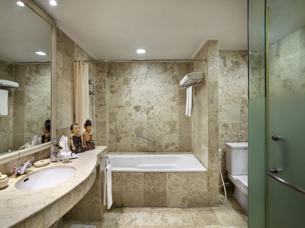 Suite Legendary, cama king size del hotel The Phoenix Hotel Yogyakarta - Handwritten Collection. Foto 5