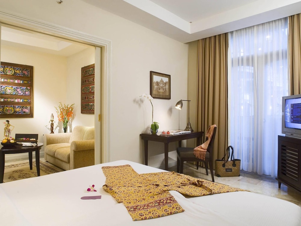 Suite Legendary, cama king size del hotel The Phoenix Hotel Yogyakarta - Handwritten Collection. Foto 6