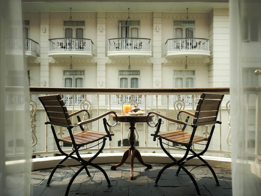 Suite Legendary, cama king size del hotel The Phoenix Hotel Yogyakarta - Handwritten Collection. Foto 8