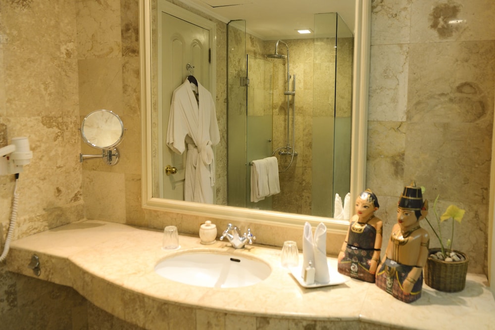 Suite Legendary, cama king size del hotel The Phoenix Hotel Yogyakarta - Handwritten Collection. Foto 9