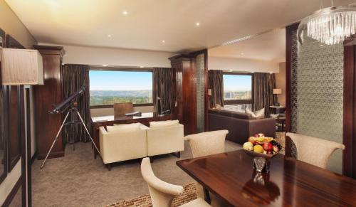 Suite Junior Sandton Sun del hotel Sandton Sun and Towers. Foto 1
