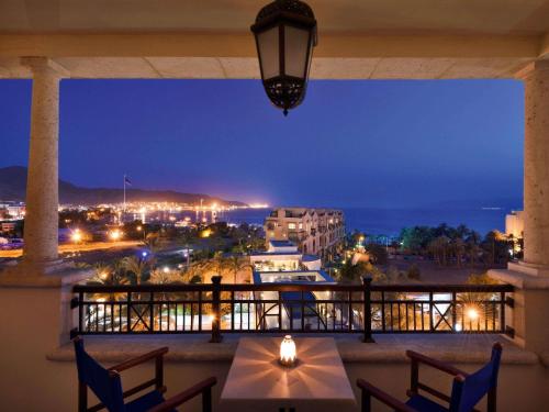 Superior Twin Room with Seaview del hotel Movenpick Resort and Residences Aqaba. Foto 1
