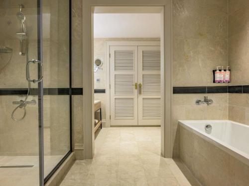 Suite Executive con vistas al mar del hotel Movenpick Resort and Residences Aqaba