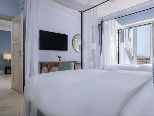 Suite Executive con vistas al mar del hotel Movenpick Resort and Residences Aqaba. Foto 2