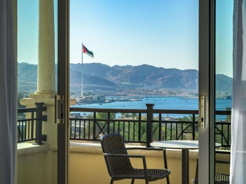 Suite Vista Mar Lujo Vista Piscina Balcón o Terraza 1 habitación 2 Camas individuales del hotel Movenpick Resort and Residences Aqaba. Foto 1