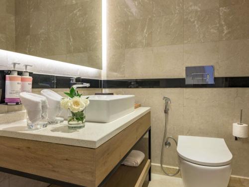 Suite con cama extragrande del hotel Movenpick Resort and Residences Aqaba. Foto 3